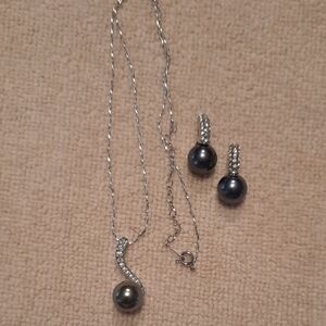 Elegant Silver and Grey Pearl Set.